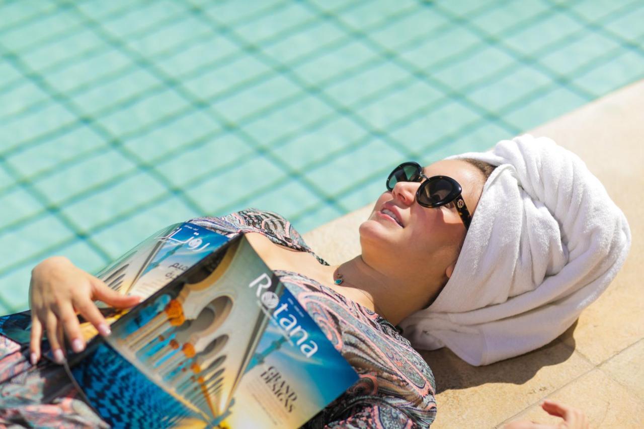 Gefinor Rotana - Beirut Hotel Bagian luar foto A woman sunbathing
