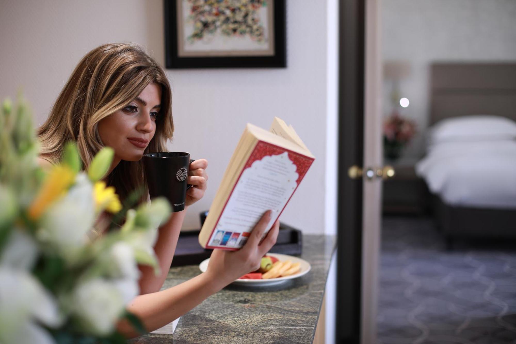 Gefinor Rotana - Beirut Hotel Bagian luar foto A woman reading a book
