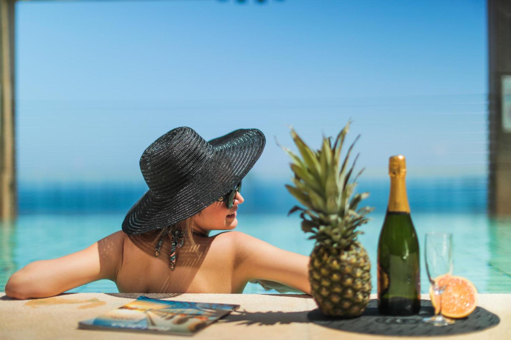 Gefinor Rotana - Beirut Hotel Bagian luar foto A woman sunbathing