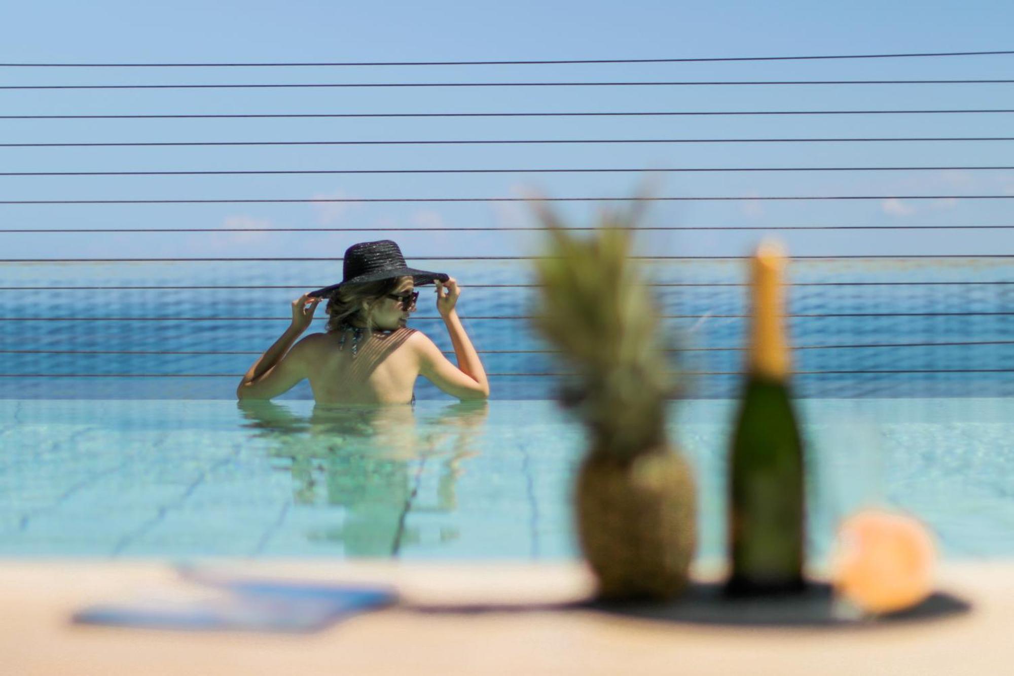 Gefinor Rotana - Beirut Hotel Bagian luar foto A woman in a swimming pool