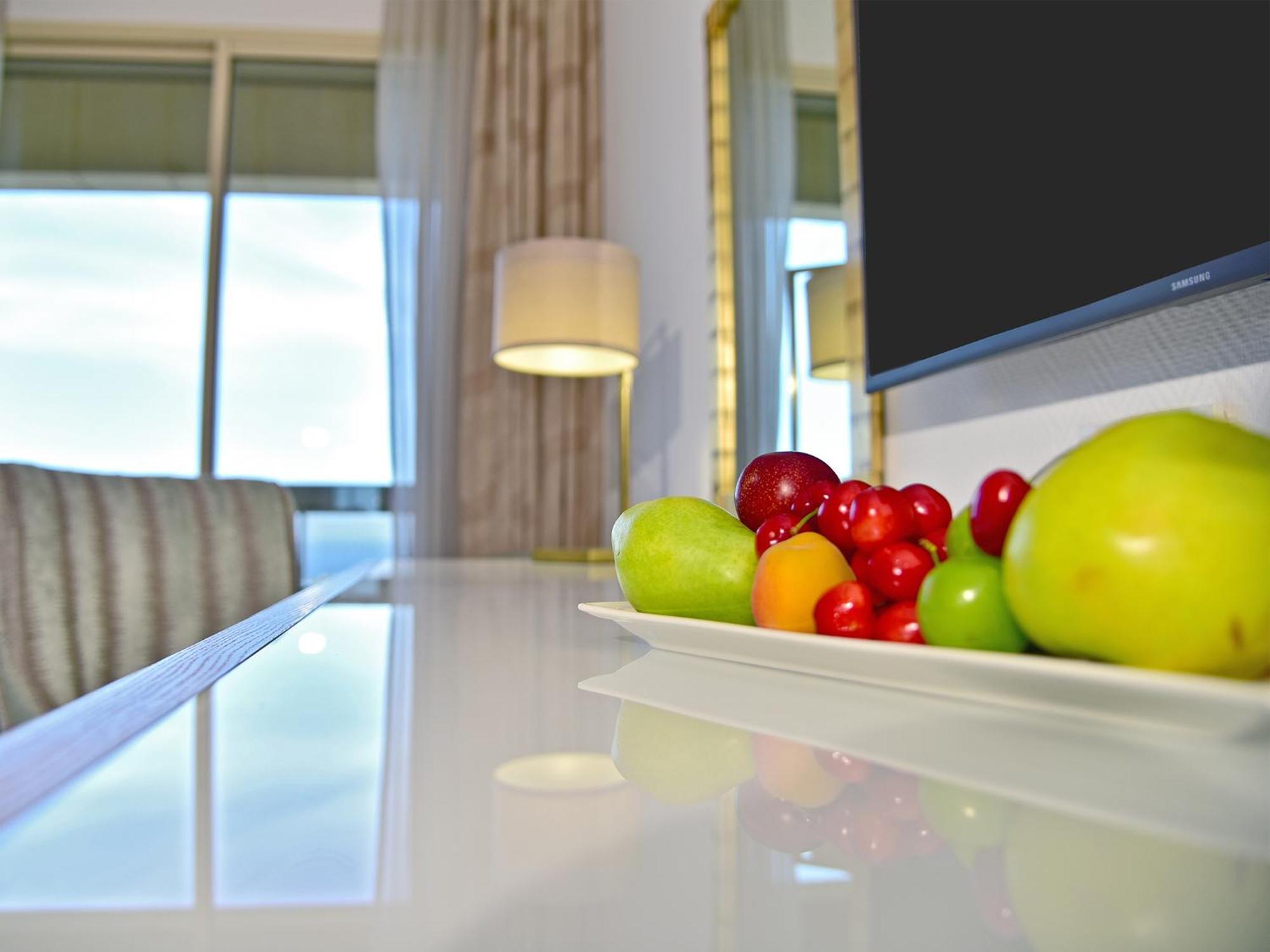 Gefinor Rotana - Beirut Hotel Bagian luar foto A fruit plate