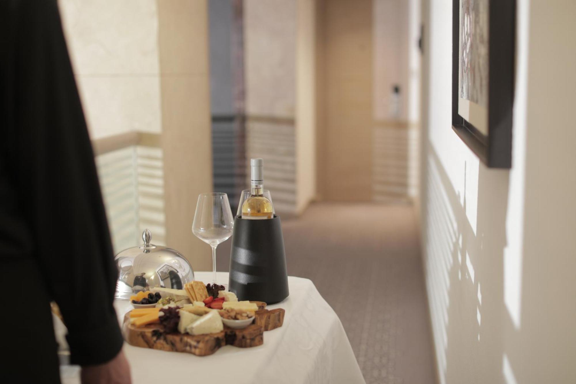 Gefinor Rotana - Beirut Hotel Bagian luar foto A room service tray