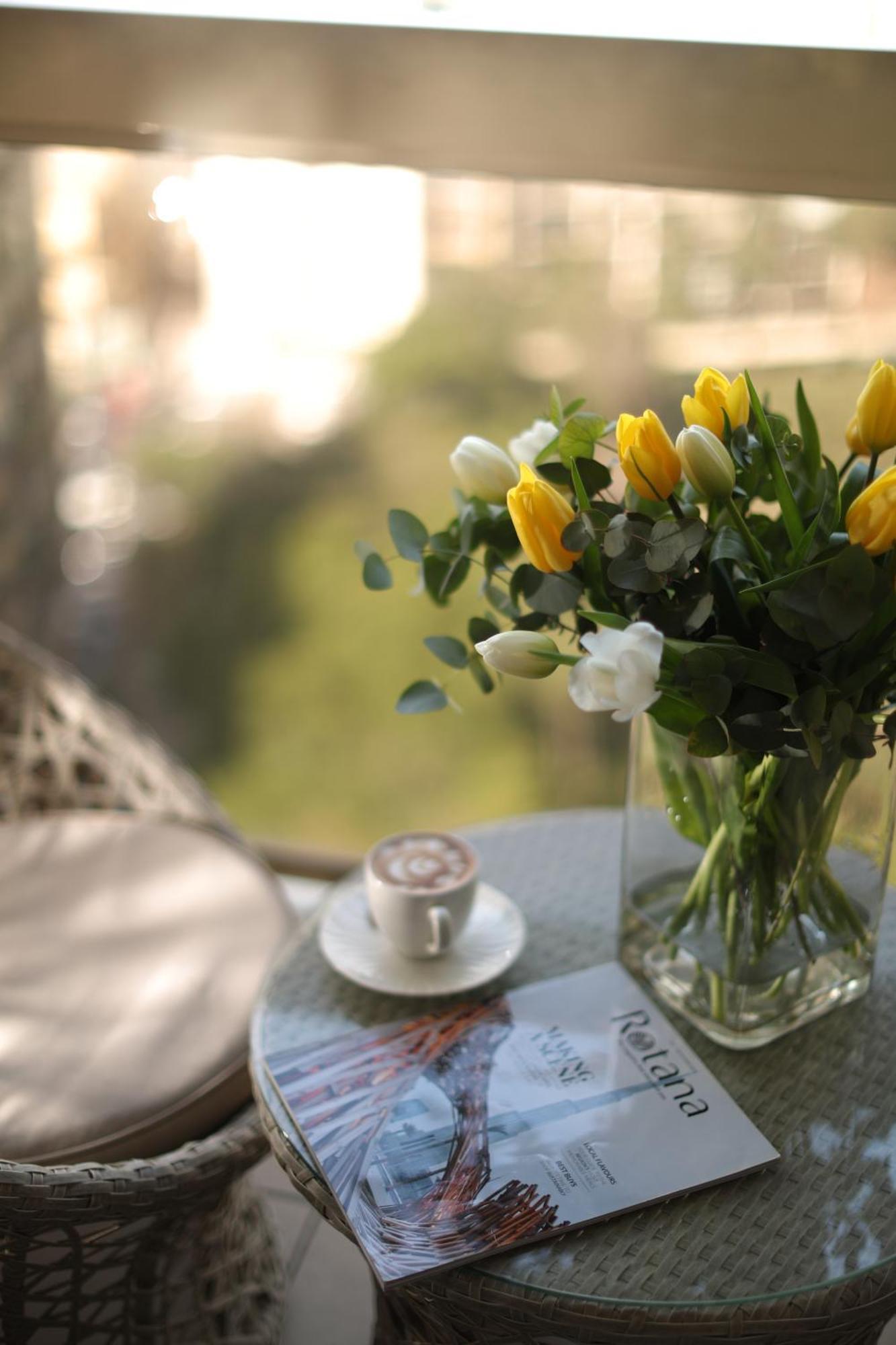 Gefinor Rotana - Beirut Hotel Bagian luar foto A bouquet of flowers