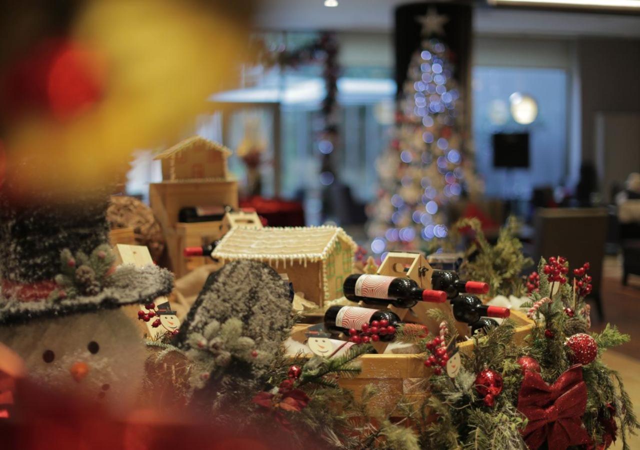 Gefinor Rotana - Beirut Hotel Bagian luar foto A Christmas display at the hotel