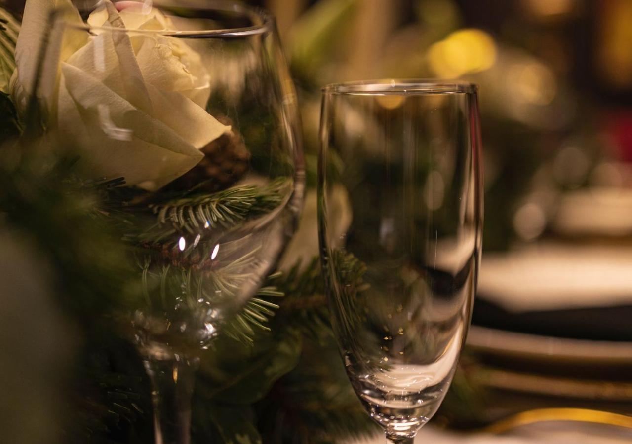 Gefinor Rotana - Beirut Hotel Bagian luar foto Champagne flutes