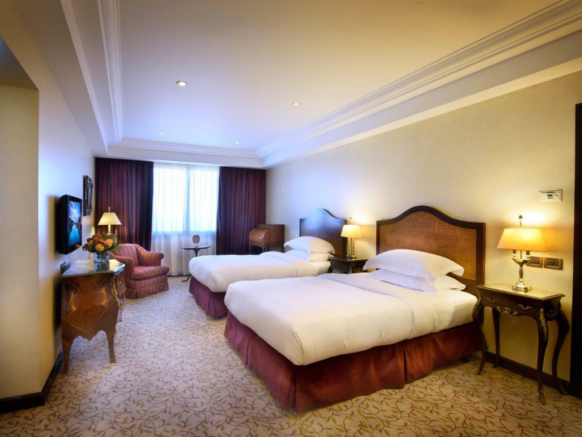 Gefinor Rotana - Beirut Hotel Bagian luar foto A room at the hotel
