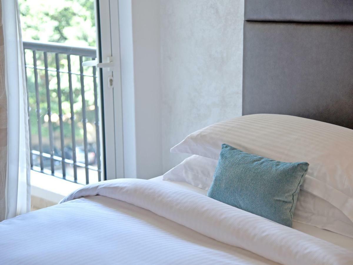 Gefinor Rotana - Beirut Hotel Bagian luar foto A bedroom at the hotel