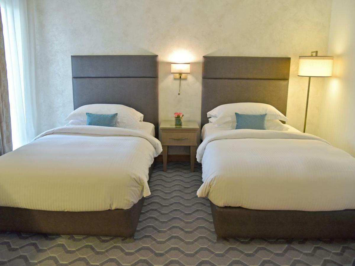 Gefinor Rotana - Beirut Hotel Bagian luar foto A room at the hotel