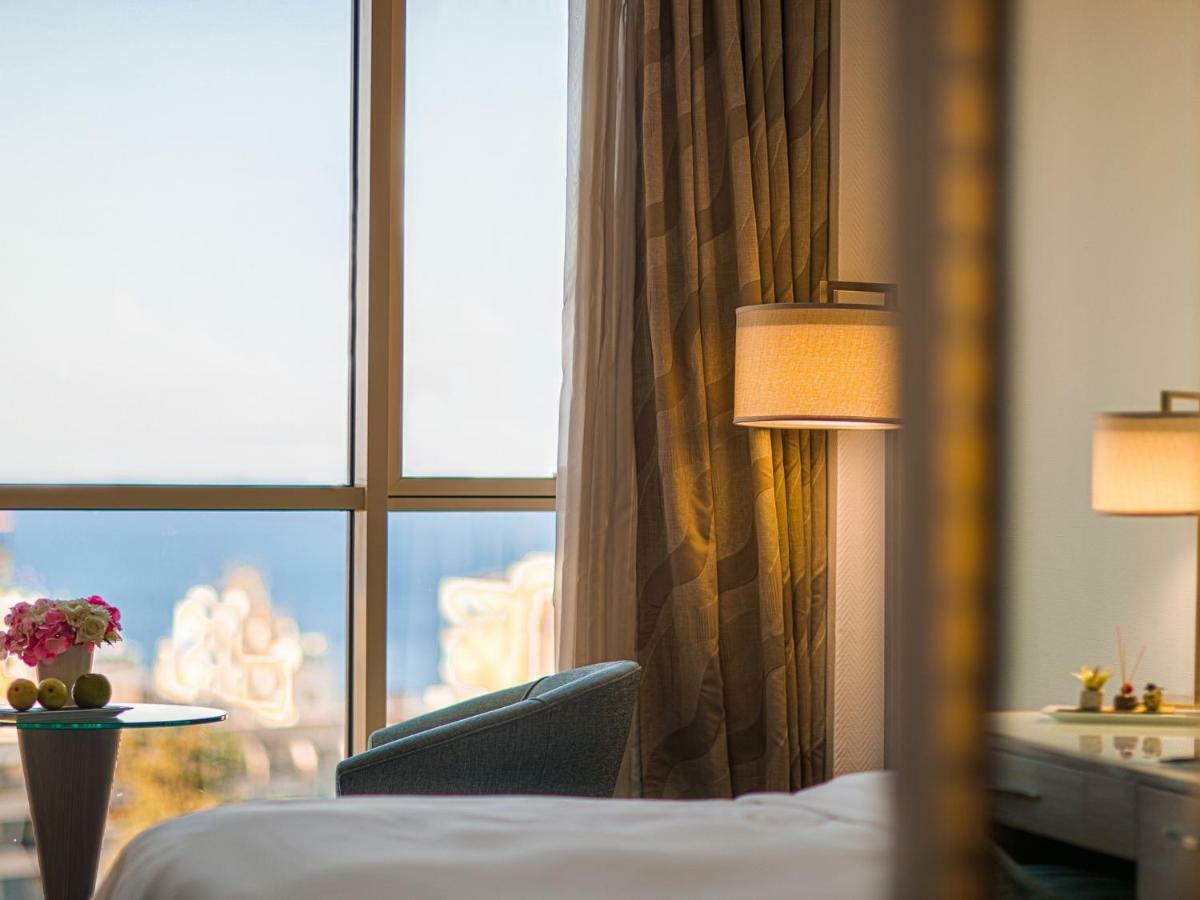 Gefinor Rotana - Beirut Hotel Bagian luar foto A guest room at the hotel