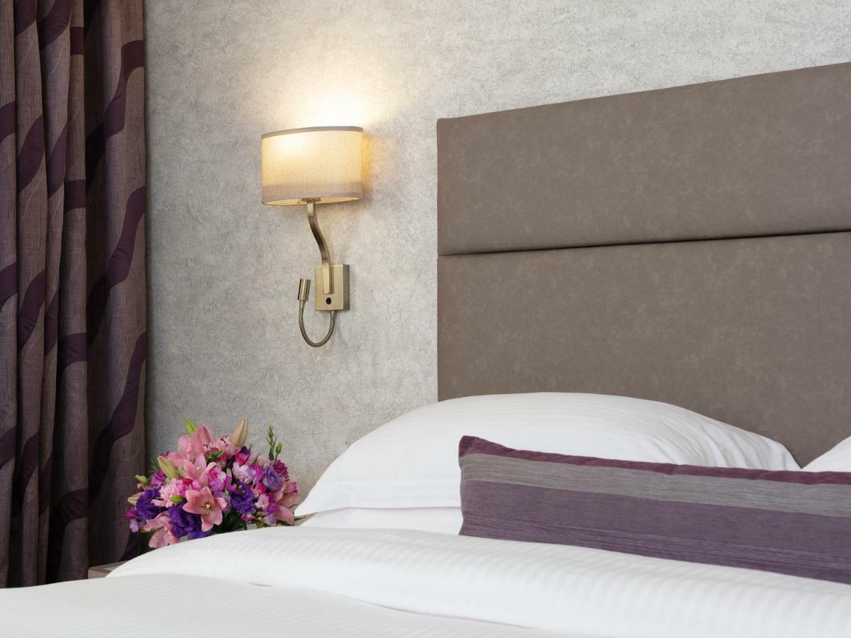 Gefinor Rotana - Beirut Hotel Bagian luar foto A wall light