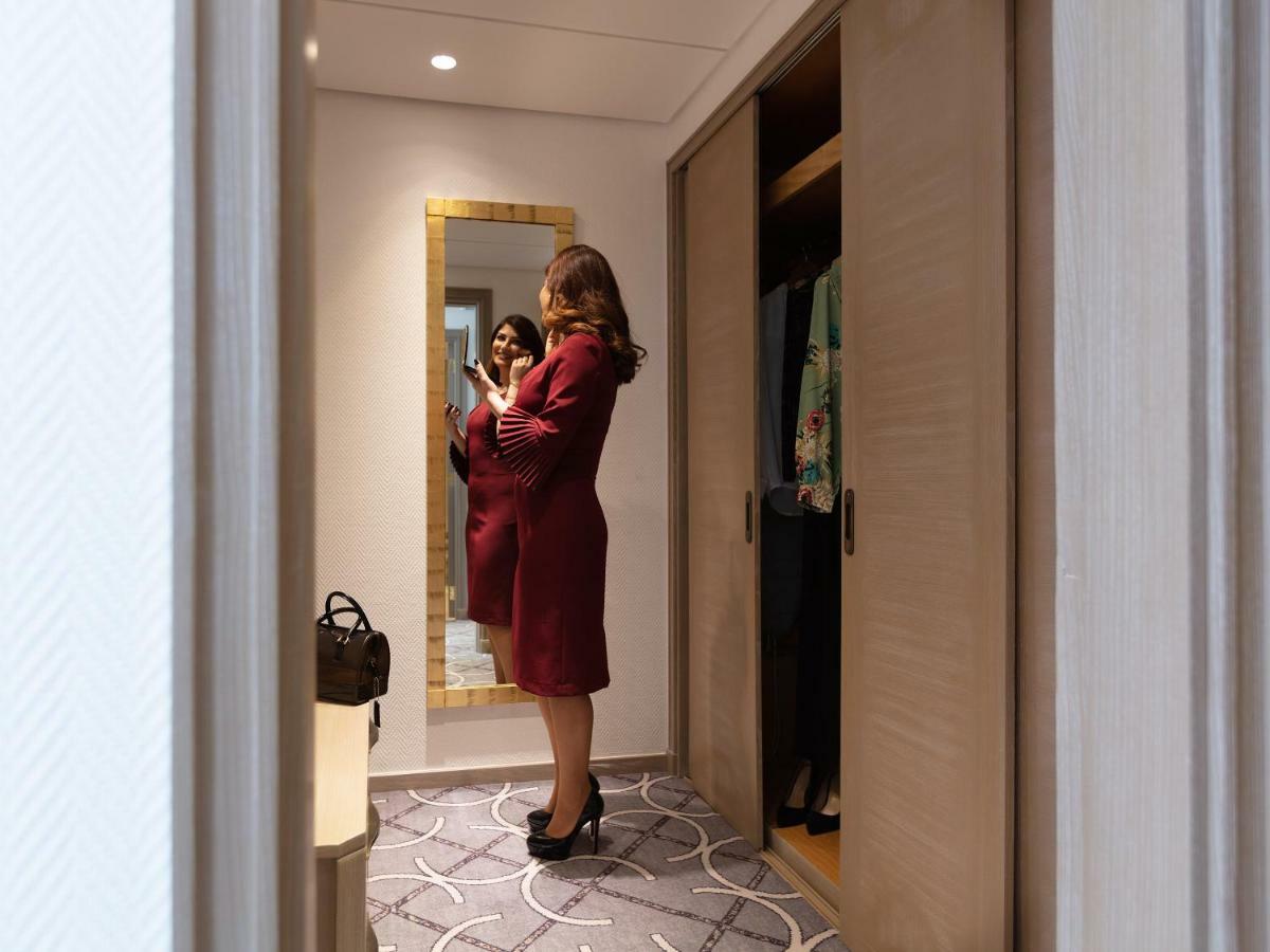 Gefinor Rotana - Beirut Hotel Bagian luar foto A woman in a hotel room