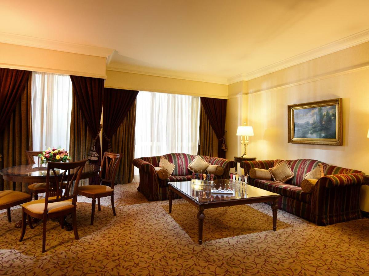 Gefinor Rotana - Beirut Hotel Bagian luar foto A suite at the Grand Hotel